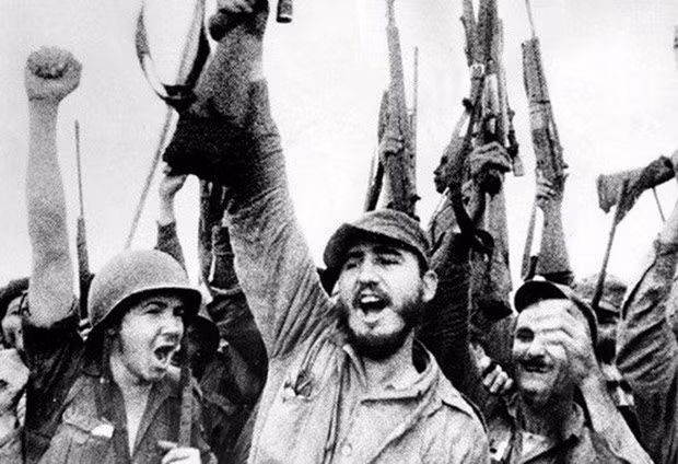 Các chiến sĩ cách mạng Cuba, do Tổng tư lệnh Fidel Castro lãnh đạo, tấn công Pháo đài Moncada ở Santiago de Cuba ngày 26/7/1953 (Ảnh: Shutterstock) Các chiến sĩ cách mạng Cuba, do Tổng tư lệnh Fidel Castro lãnh đạo, tấn công Pháo đài Moncada ở Santiago de Cuba ngày 26/7/1953 (Ảnh: Shutterstock)