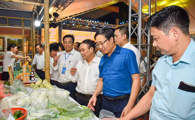 Các đại biểu tham quan gian hàng tại hội chợ. Các đại biểu tham quan gian hàng tại hội chợ.