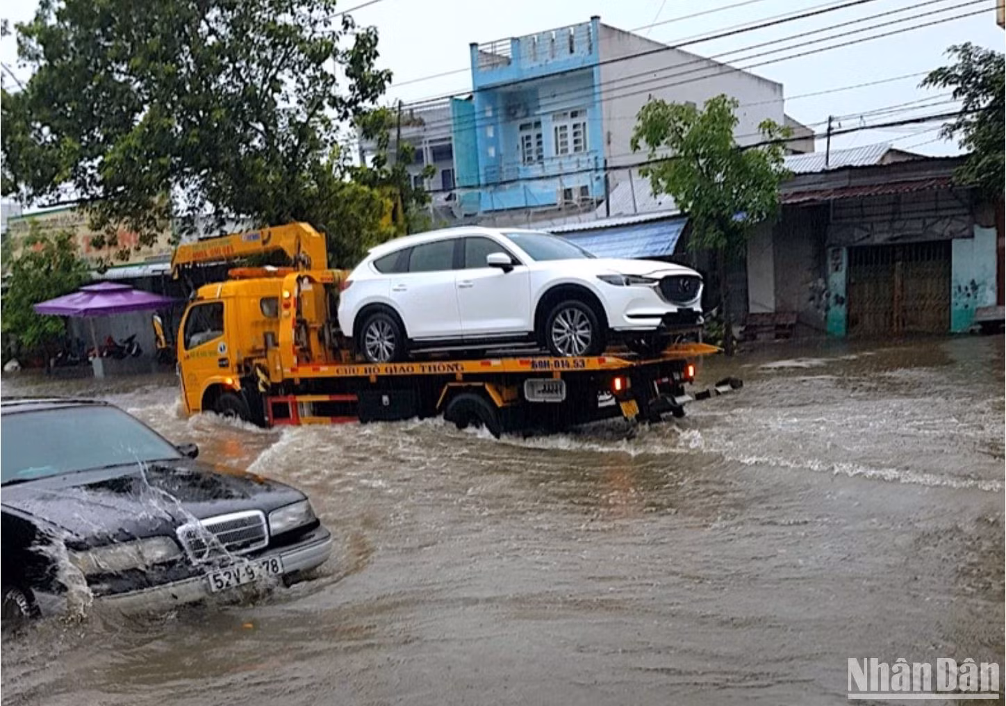 Nhiều ô-tô "nằm đường" ở nội đô thành phố Cà Mau, phải nhờ xe cứu hộ.