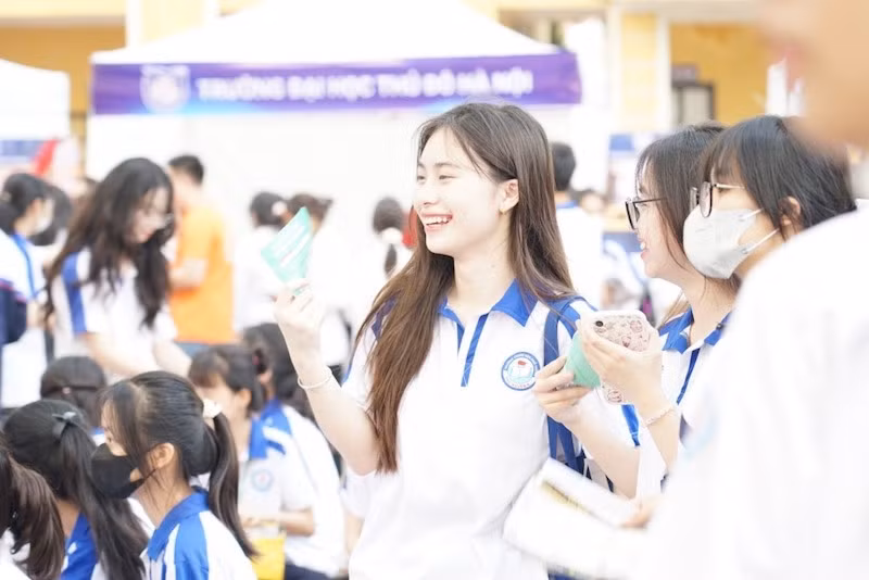 Học sinh tìm hiểu thông tin tuyển sinh đại học tại gian hàng của các cơ sở giáo dục đại học, cao đẳng Học sinh tìm hiểu thông tin tuyển sinh đại học tại gian hàng của các cơ sở giáo dục đại học, cao đẳng