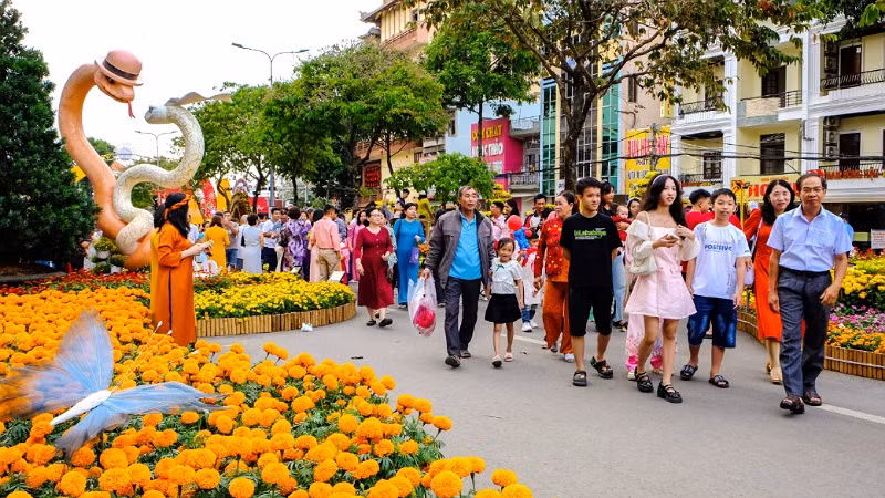 Đường hoa là một trong những điểm đến cho người dân, du khách vui chơi, giải trí và thưởng ngoạn tại Cần Thơ.