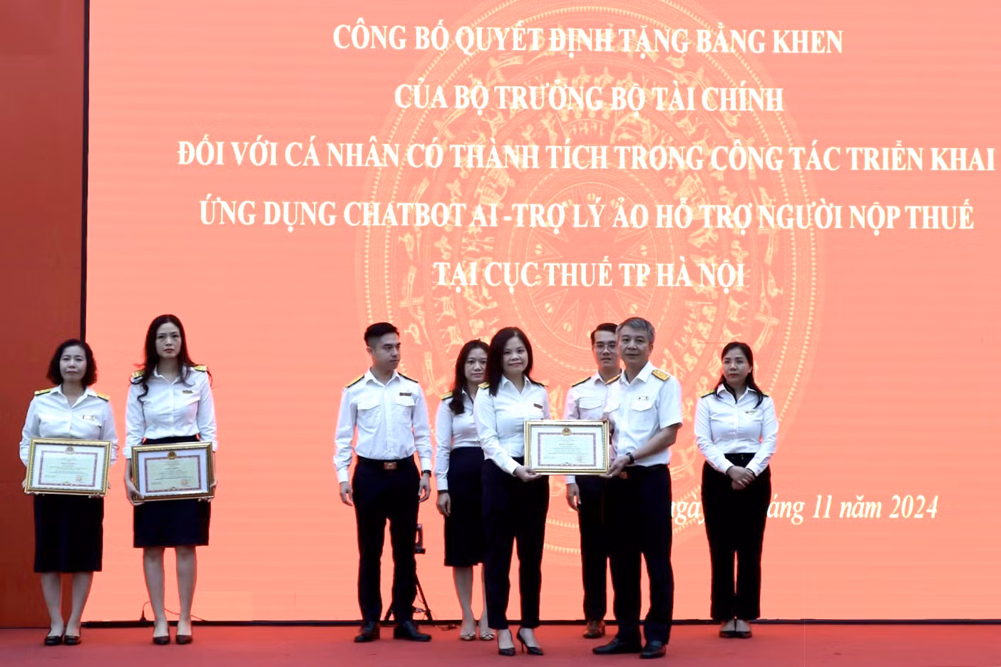 Tổng cục trưởng Mai Xuân Thành trao tặng khen thưởng cho các tập thể, cá nhân có thành tích xuất sắc trong công tác triển khai ứng dụng Chatbot AI - Trợ lý ảo hỗ trợ người nộp thuế