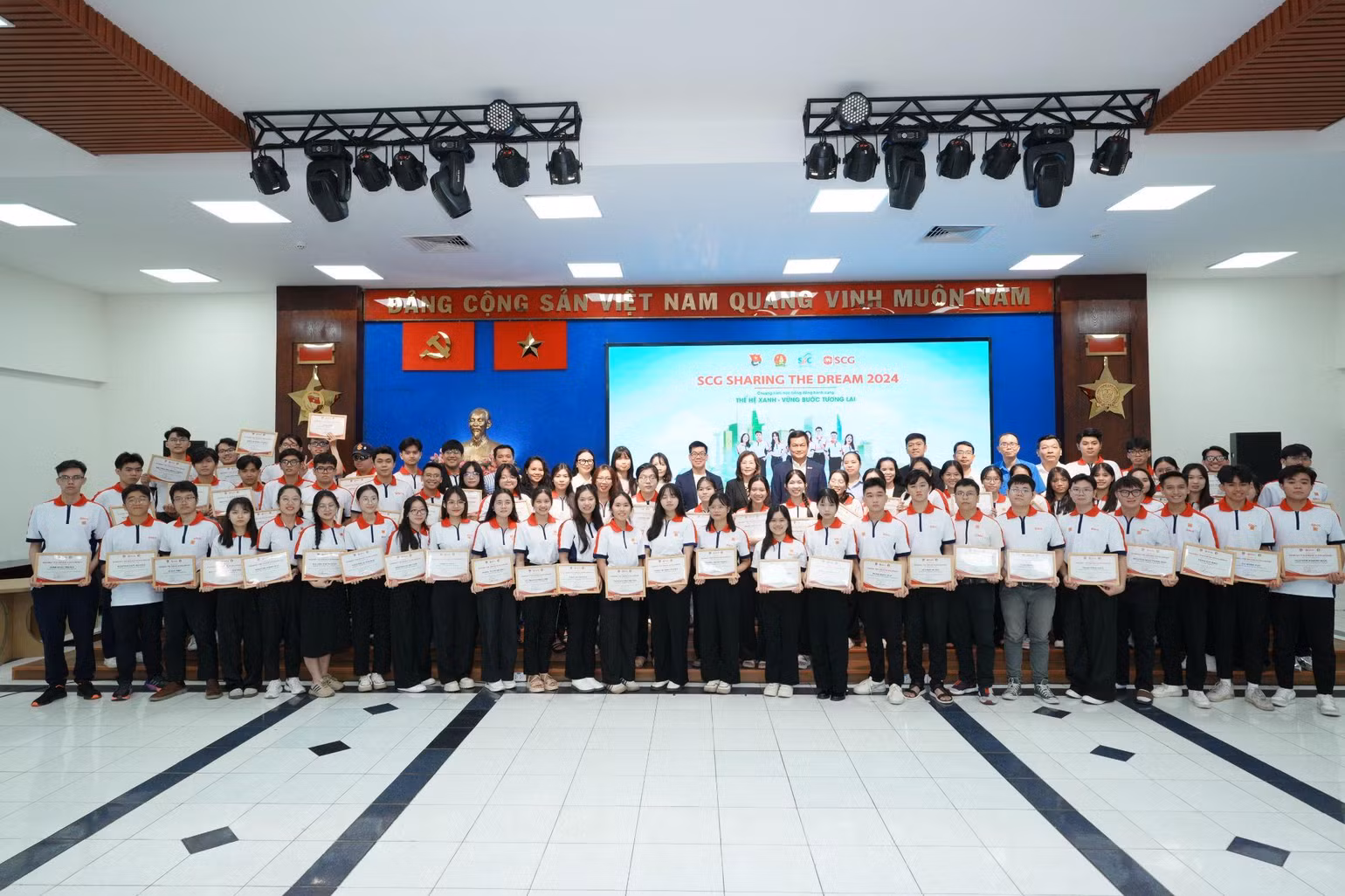 Hàng trăm suất học bổng Sharing the Dream đã được trao đến các em học sinh, sinh viên