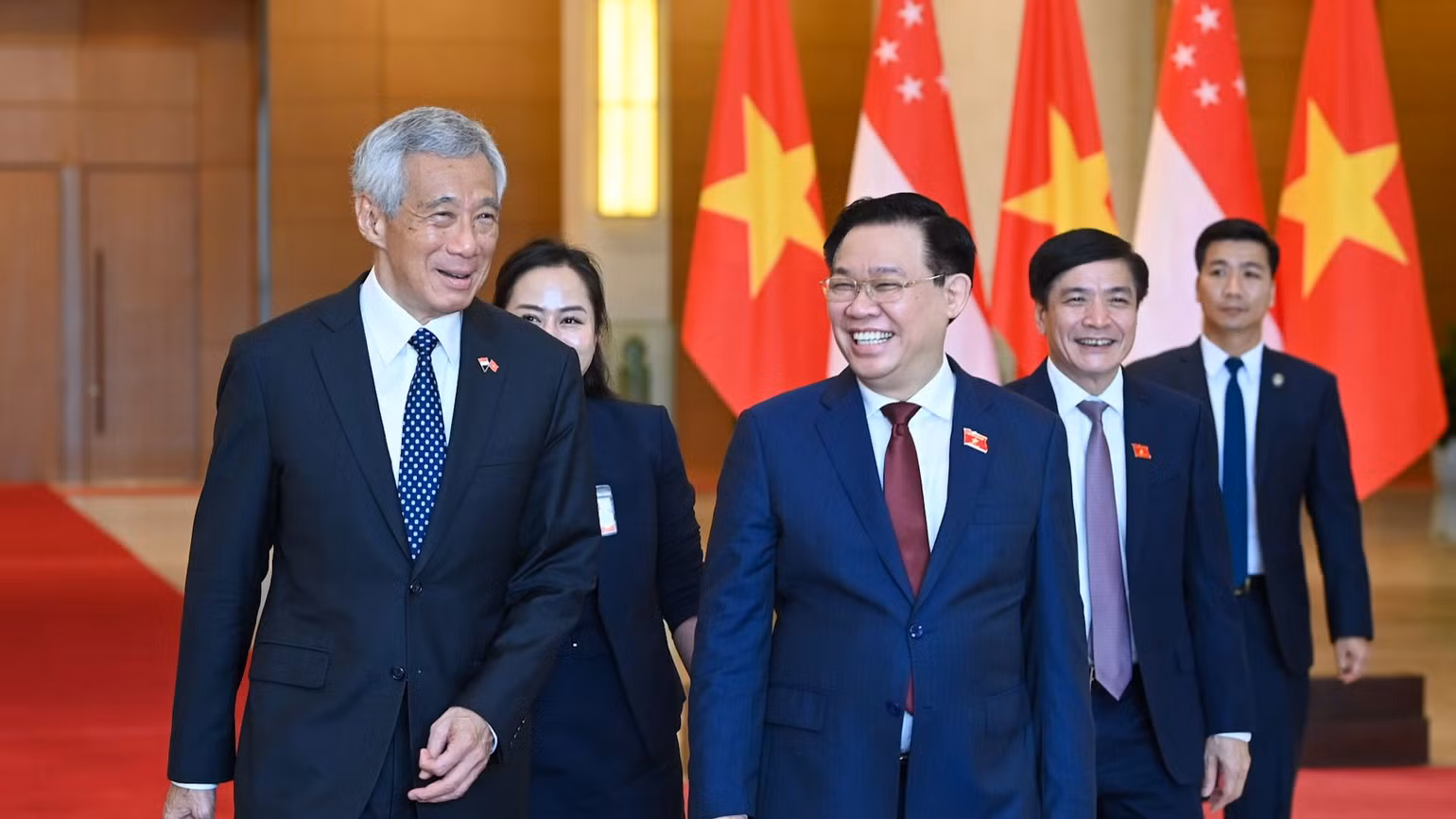 Chủ tịch Quốc hội Vương Đình Huệ trao đổi với Thủ tướng Lý Hiển Long. (Ảnh: Duy Linh)