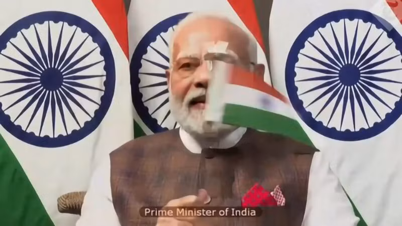 Thủ tướng Narendra Modi vẫy cờ của Ấn Độ trong lúc theo dõi trực tuyến tàu đổ bộ của nước này hạ cánh thành công xuống bề mặt Mặt trăng. (Nguồn: ISRO)