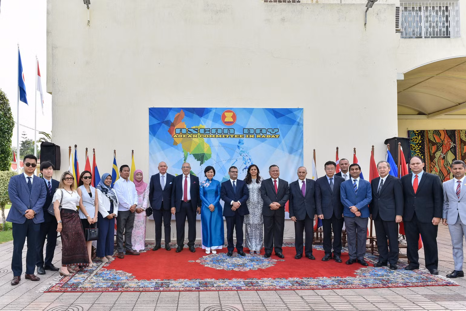 Đại sứ Đặng Thị Thu Hà đón tiếp các đại biểu tham dự buổi lễ.