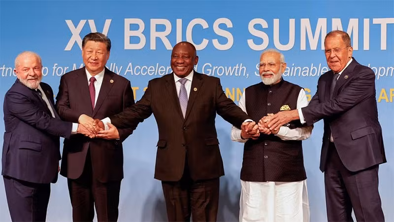 Tổng thống Cyril Ramaphosa nắm tay nhà lãnh đạo, đại diện các nước thành viên BRICS trong khuôn khổ Hội nghị cấp cao của khối này tại Nam Phi, ngày 23/8/2023. (Ảnh: Reuters) Tổng thống Cyril Ramaphosa nắm tay nhà lãnh đạo, đại diện các nước thành viên BRICS trong khuôn khổ Hội nghị cấp cao của khối này tại Nam Phi, ngày 23/8/2023. (Ảnh: Reuters)