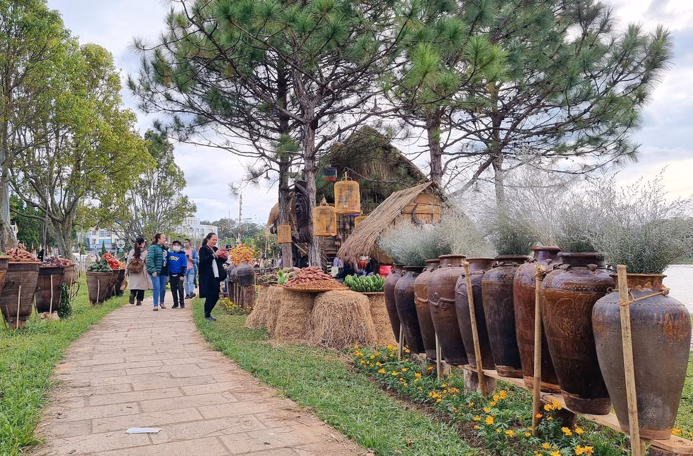 Những chiếc ché của văn hóa rượu cần Tây Nguyên.