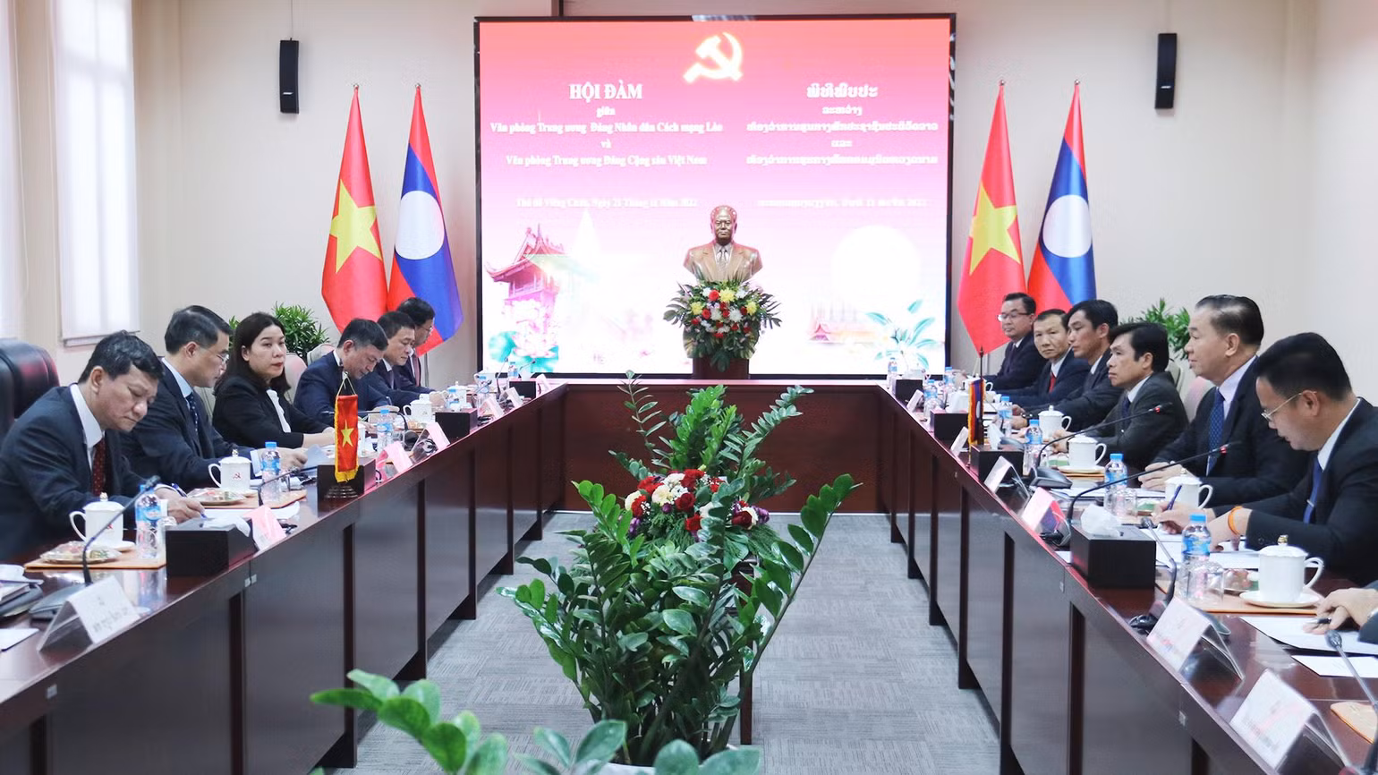 Quang cảnh hội đàm giữa đồng chí Lê Minh Hưng và đồng chí Thongsalith Mangnomek.