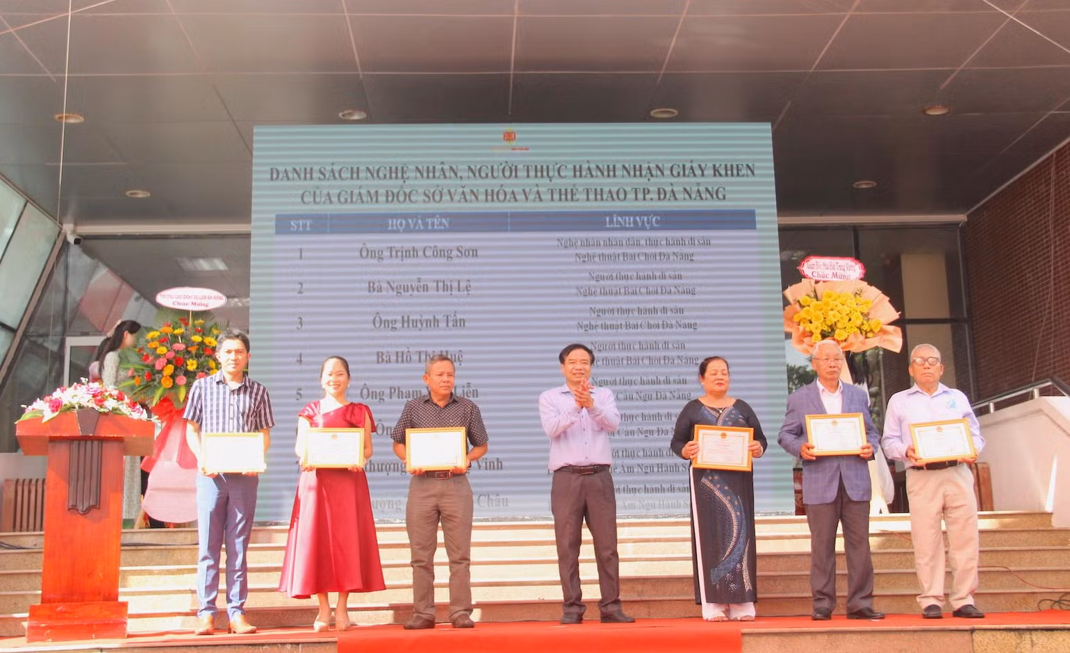 Đà Nẵng vinh danh các nghệ nhân, người thực hành có nhiều đóng góp cho văn hóa di sản thành phố. Đà Nẵng vinh danh các nghệ nhân, người thực hành có nhiều đóng góp cho văn hóa di sản thành phố.