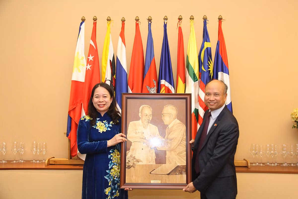 Phó Chủ tịch nước Võ Thị Ánh Xuân trao bức ảnh "Bác Hồ và Bác Tôn" cho Đại sứ Đinh Toàn Thắng và tin tưởng rằng các cơ quan đại diện Việt Nam tại Pháp tích cực thúc đẩy quan hệ song phương và đa phương trong thời gian tới. Phó Chủ tịch nước Võ Thị Ánh Xuân trao bức ảnh "Bác Hồ và Bác Tôn" cho Đại sứ Đinh Toàn Thắng và tin tưởng rằng các cơ quan đại diện Việt Nam tại Pháp tích cực thúc đẩy quan hệ song phương và đa phương trong thời gian tới.