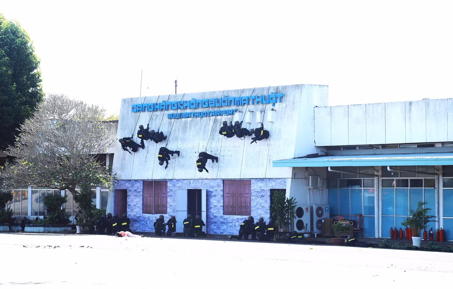 Cảnh sát đặc nhiệm đột kích tiêu diệt các đối tượng khống chế, bắt cóc con tin tại Cảng hàng không. Cảnh sát đặc nhiệm đột kích tiêu diệt các đối tượng khống chế, bắt cóc con tin tại Cảng hàng không.