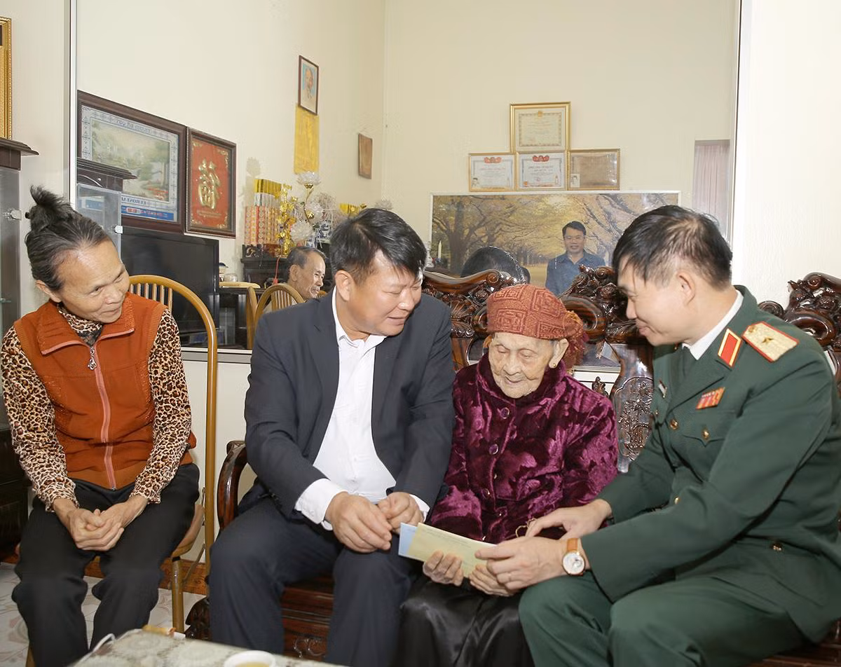 Thăm, tặng quà Mẹ Việt Nam Anh hùng Đoàn Thị Diệp.