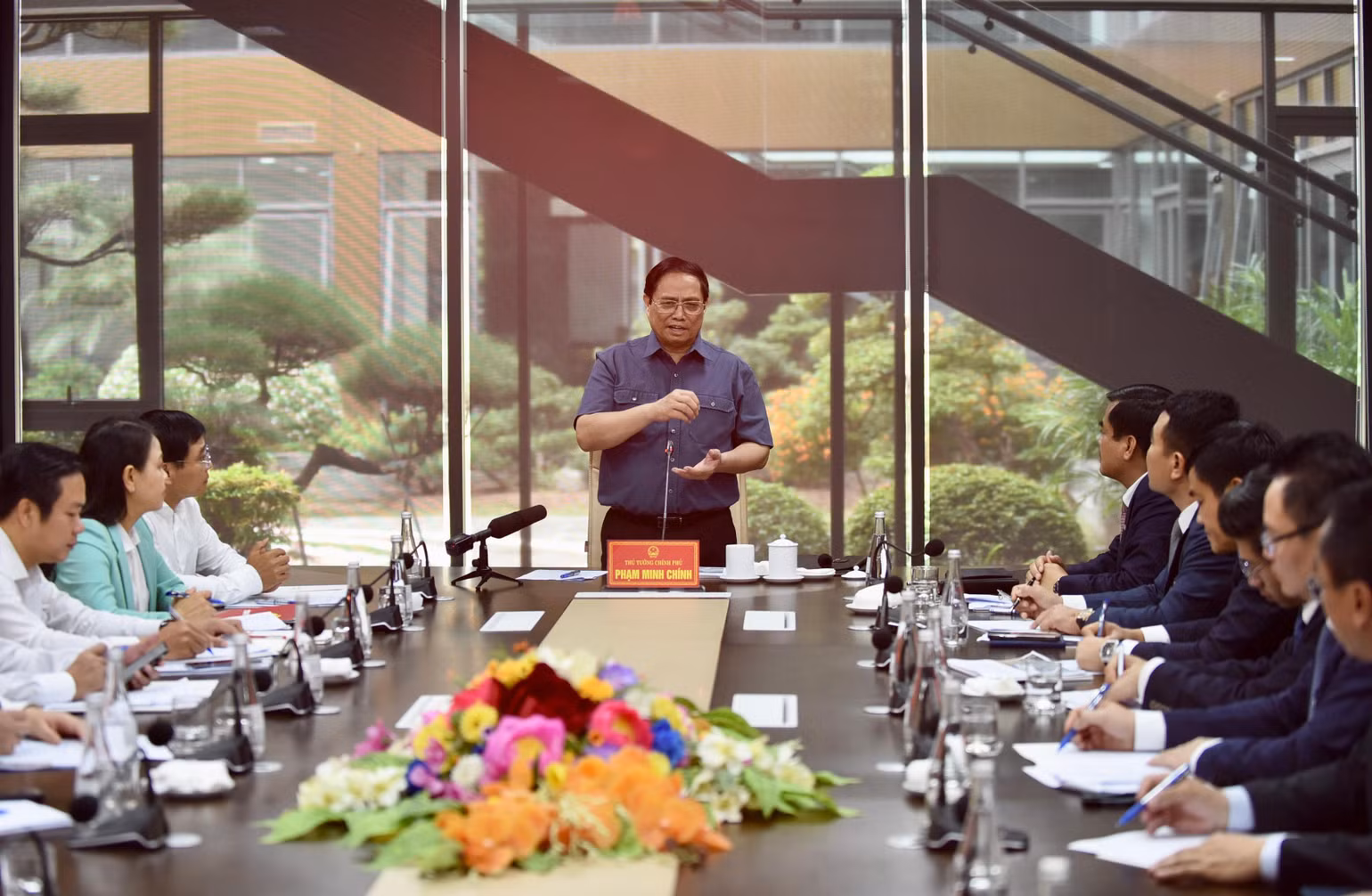 Thủ tướng Phạm Minh Chính làm việc với lãnh đạo nhà máy ô-tô Hyundai Thành Công. (Ảnh: Trần Hải) Thủ tướng Phạm Minh Chính làm việc với lãnh đạo nhà máy ô-tô Hyundai Thành Công. (Ảnh: Trần Hải)