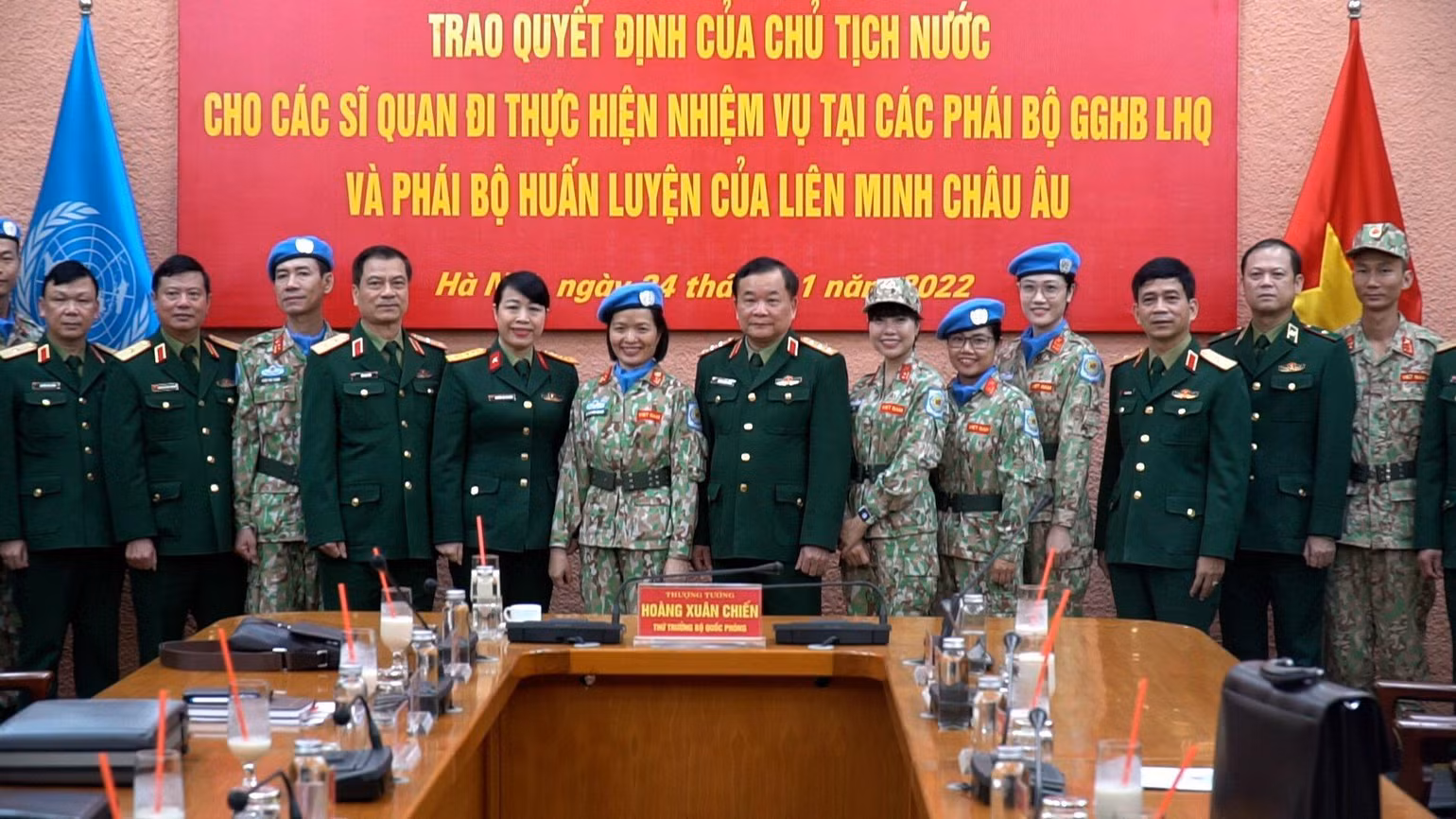 Thượng tướng Hoàng Xuân Chiến cùng đại diện các cơ quan Bộ Quốc phòng chụp ảnh cùng các sĩ quan lên đường làm nhiệm vụ gìn giữ hòa bình Liên hợp quốc. Thượng tướng Hoàng Xuân Chiến cùng đại diện các cơ quan Bộ Quốc phòng chụp ảnh cùng các sĩ quan lên đường làm nhiệm vụ gìn giữ hòa bình Liên hợp quốc.