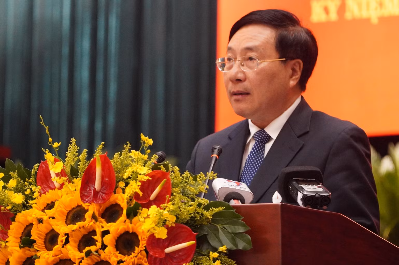 Đồng chí Phạm Bình Minh, Ủy viên Bộ Chính trị, Phó Thủ tướng Thường trực Chính phủ phát biểu khai mạc Hội thảo. Đồng chí Phạm Bình Minh, Ủy viên Bộ Chính trị, Phó Thủ tướng Thường trực Chính phủ phát biểu khai mạc Hội thảo.