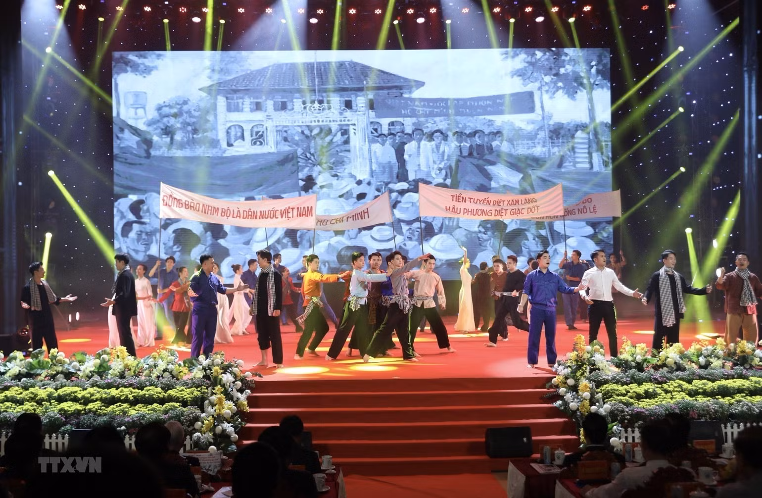 Chương trình nghệ thuật kỷ niệm 100 năm Ngày sinh Thủ tướng Võ Văn Kiệt. Chương trình nghệ thuật kỷ niệm 100 năm Ngày sinh Thủ tướng Võ Văn Kiệt.