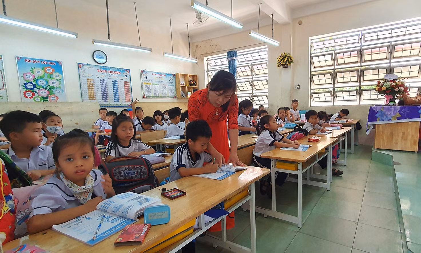 Cô Trần Thị Hồng Vân chủ động xin luân chuyển từ trường thừa qua trường thiếu, giúp ổn định công tác dạy học tại trường mới. Cô Trần Thị Hồng Vân chủ động xin luân chuyển từ trường thừa qua trường thiếu, giúp ổn định công tác dạy học tại trường mới.