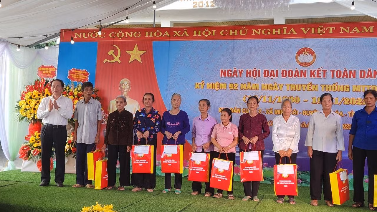 Đồng chí Lê Tiến Châu trao quà cho các gia đình tiêu biểu, gia đình có hoàn cảnh khó khăn trên địa bàn khu 2, xã Minh Côi.