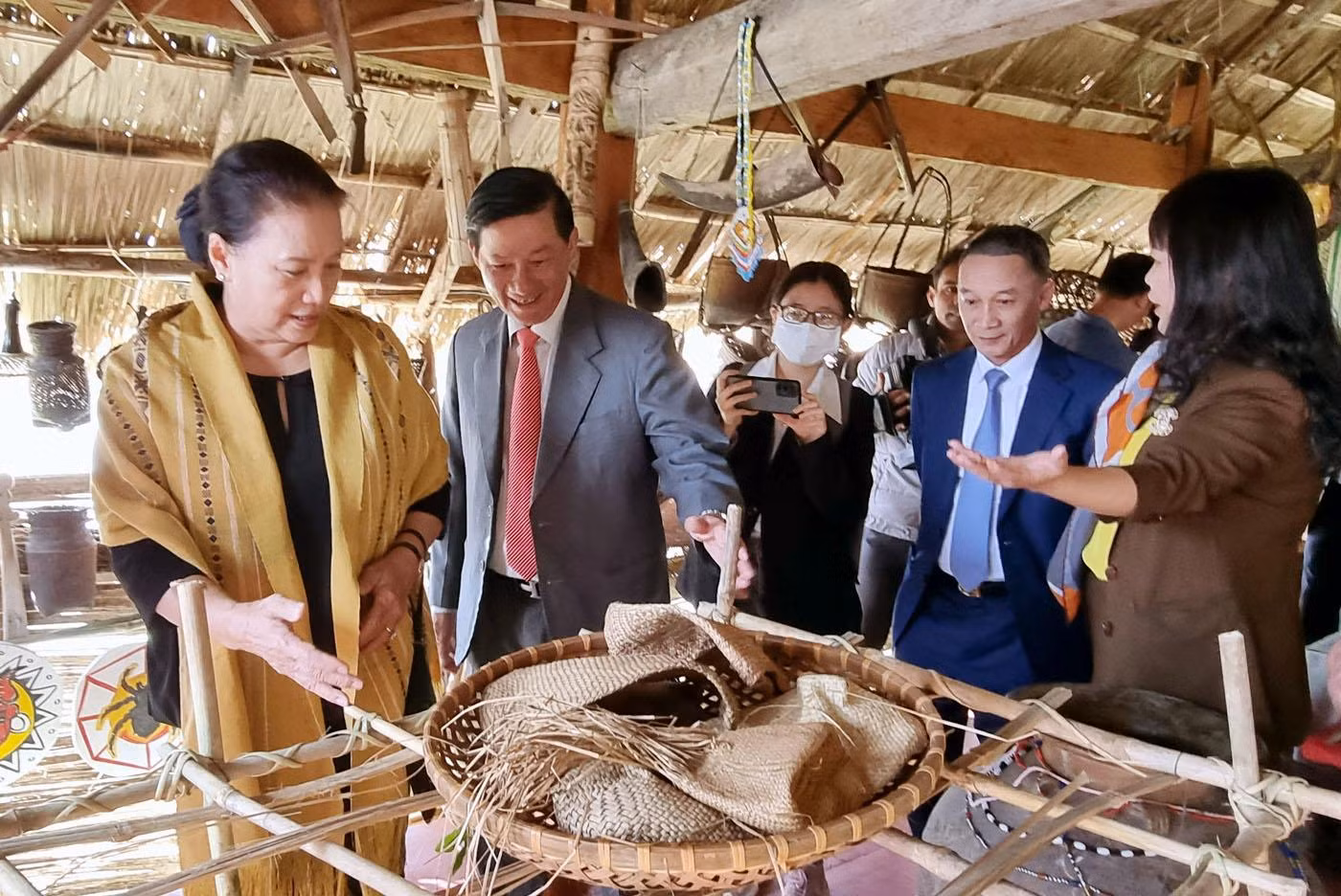 Nguyên Chủ tịch Quốc hội Nguyễn Thị Kim Ngân và lãnh đạo tỉnh Lâm Đồng tham quan không gian văn hóa “Thiên đường Tây Nguyên”.