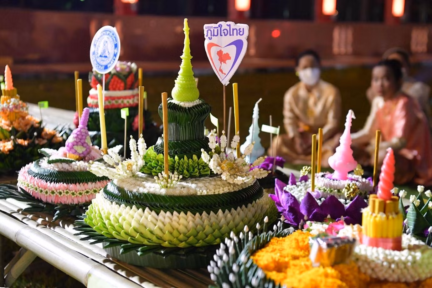 Những chiếc đèn hoa đăng làm từ thân cây chuối, trang trí bằng lá xanh, hoa tươi cùng với nến và hương.
