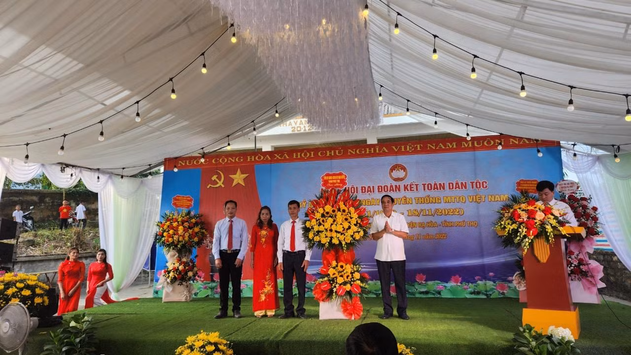 Lãnh đạo tỉnh Phú Thọ tặng hoa chúc mừng bà con khu 2 xã Minh Côi.