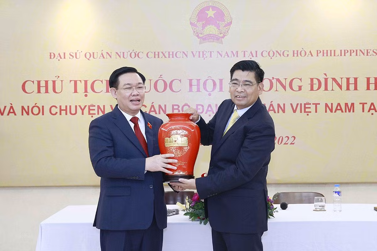 Chủ tịch Quốc hội Vương Đình Huệ trao vật phẩm lưu niệm tặng cán bộ, nhân viên Đại sứ quán Việt Nam tại Philippines.