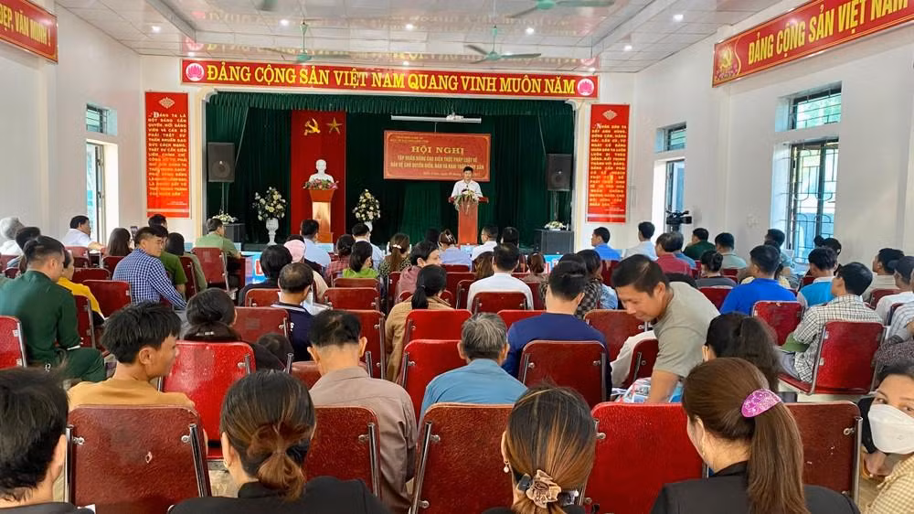 Người dân tìm hiểu tài liệu về biển đảo. (Ảnh: Ban Tuyên giáo Tỉnh ủy Nghệ An) Người dân tìm hiểu tài liệu về biển đảo. (Ảnh: Ban Tuyên giáo Tỉnh ủy Nghệ An)