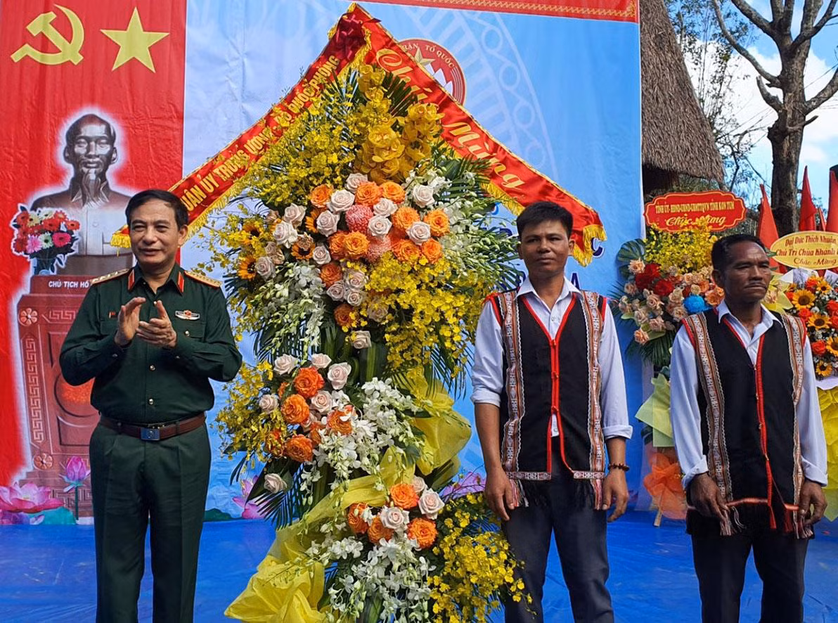 Đại tướng Phan Văn Giang tặng hoa của Quân ủy Trung ương, Bộ Quốc phòng cho Đảng ủy xã Đăk La và Chi bộ thôn Đăk Tiêng Kơ Tu nhân Ngày hội.