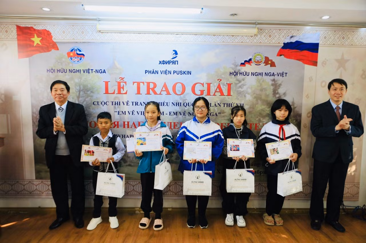 Trao giải Nhất cho các thí sinh đạt giải. Trao giải Nhất cho các thí sinh đạt giải.