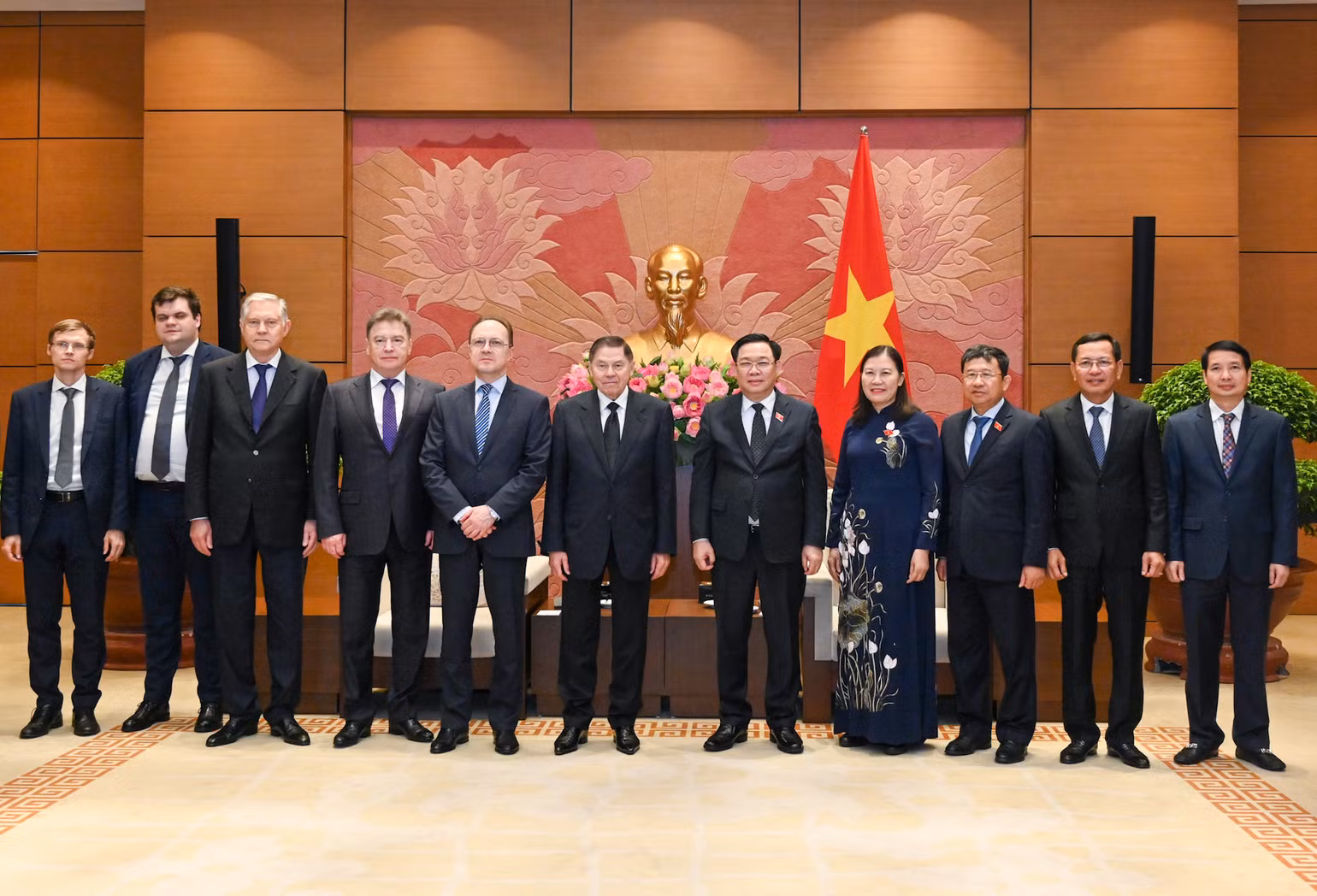 Chủ tịch Quốc hội Vương Đình Huệ và Chánh án Lebedev Vyacheslav Mikhailovich chụp ảnh lưu niệm với đại biểu hai nước dự buổi tiếp. Chủ tịch Quốc hội Vương Đình Huệ và Chánh án Lebedev Vyacheslav Mikhailovich chụp ảnh lưu niệm với đại biểu hai nước dự buổi tiếp.