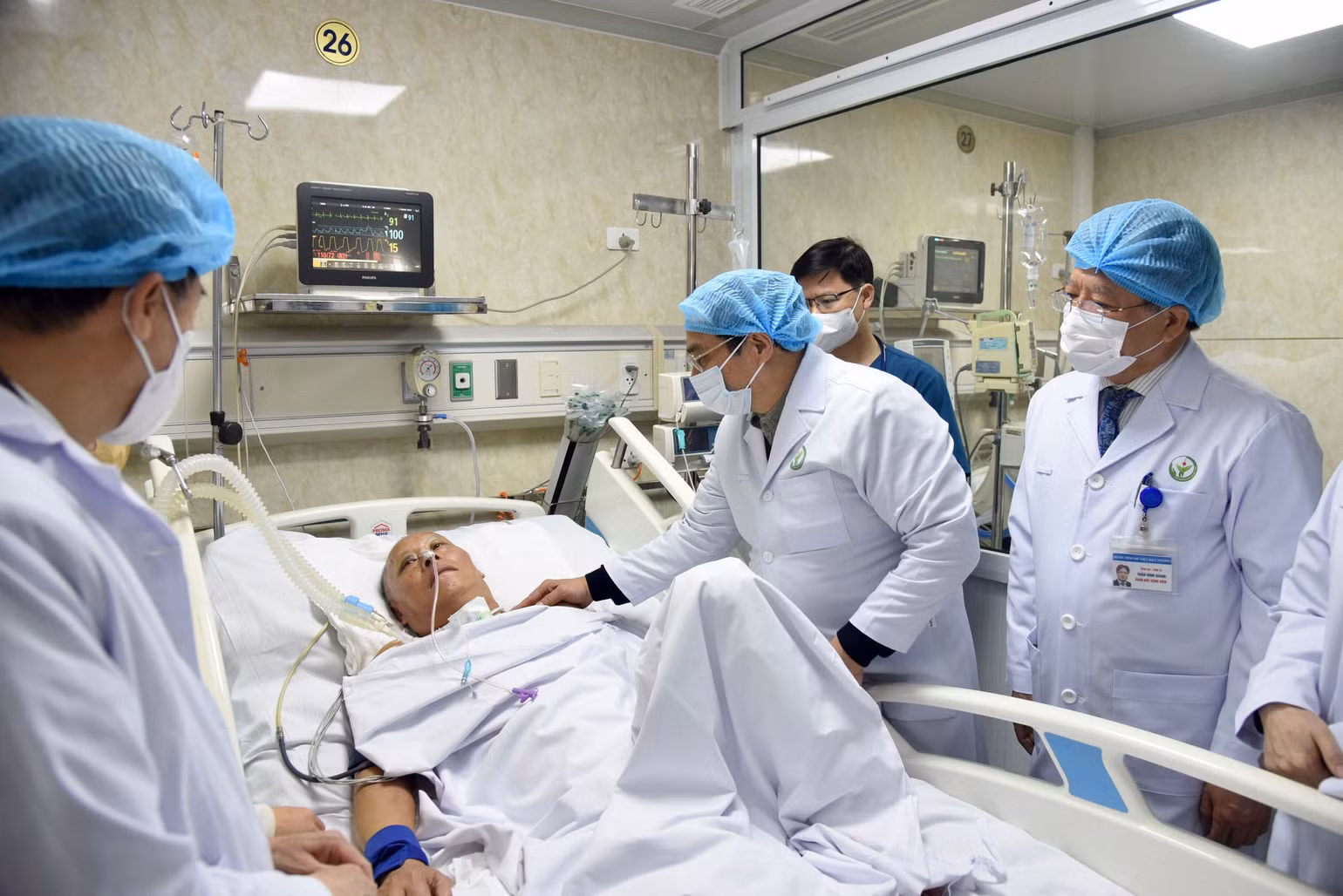 Thủ tướng Phạm Minh Chính thăm hỏi và chúc tết bệnh nhân điều trị tại Khoa hồi sức tích cực 2. Thủ tướng Phạm Minh Chính thăm hỏi và chúc tết bệnh nhân điều trị tại Khoa hồi sức tích cực 2.