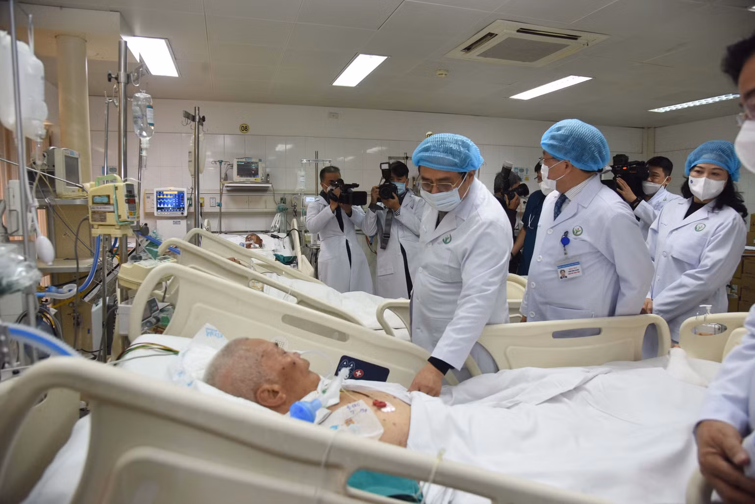 Thủ tướng Phạm Minh Chính thăm hỏi và chúc tết bệnh nhân điều trị tại Khoa hồi sức tích cực II.