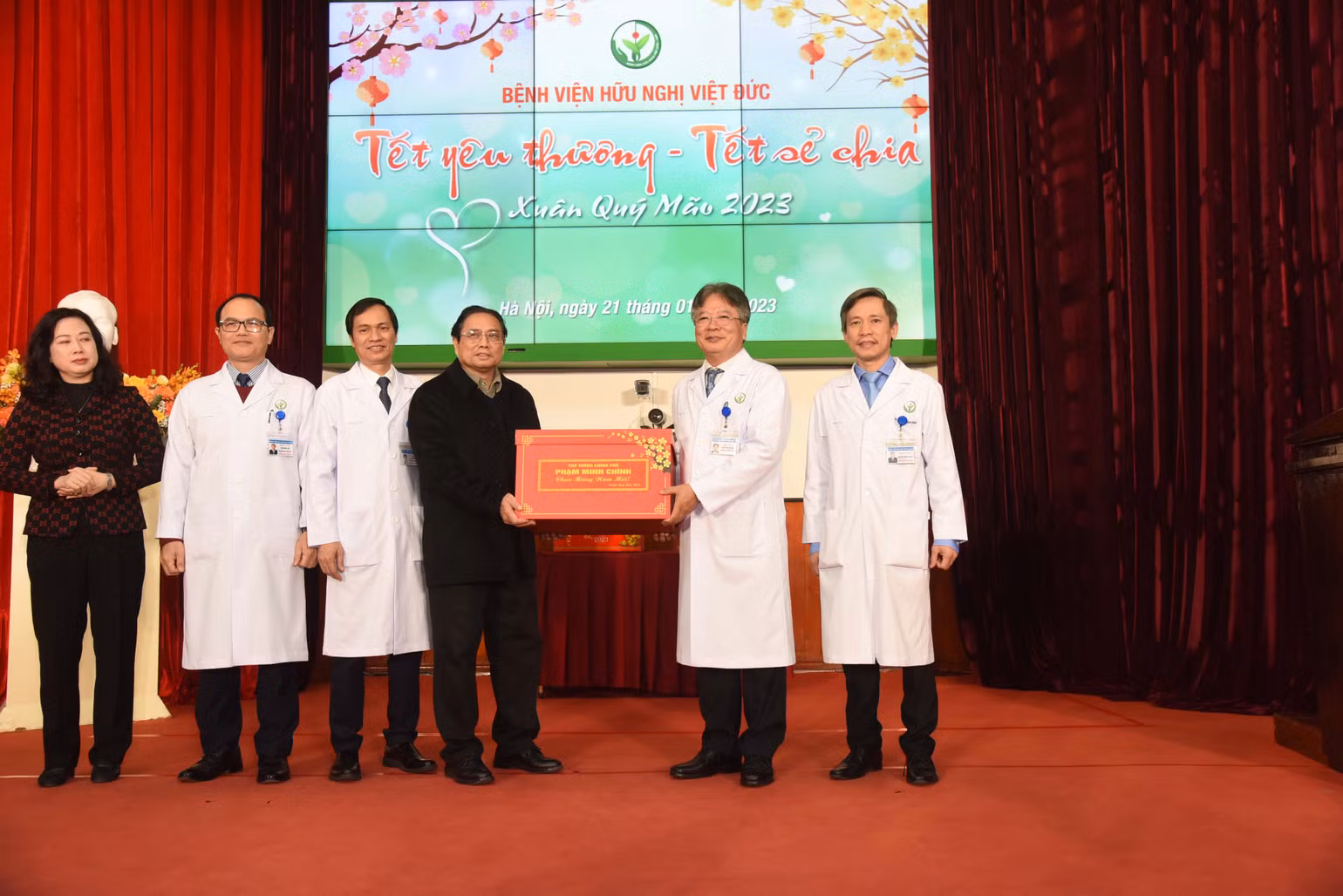 Thủ tướng Phạm Minh Chính tặng quà cho y bác sĩ Bệnh viện Hữu nghị Việt Đức (Hà Nội).