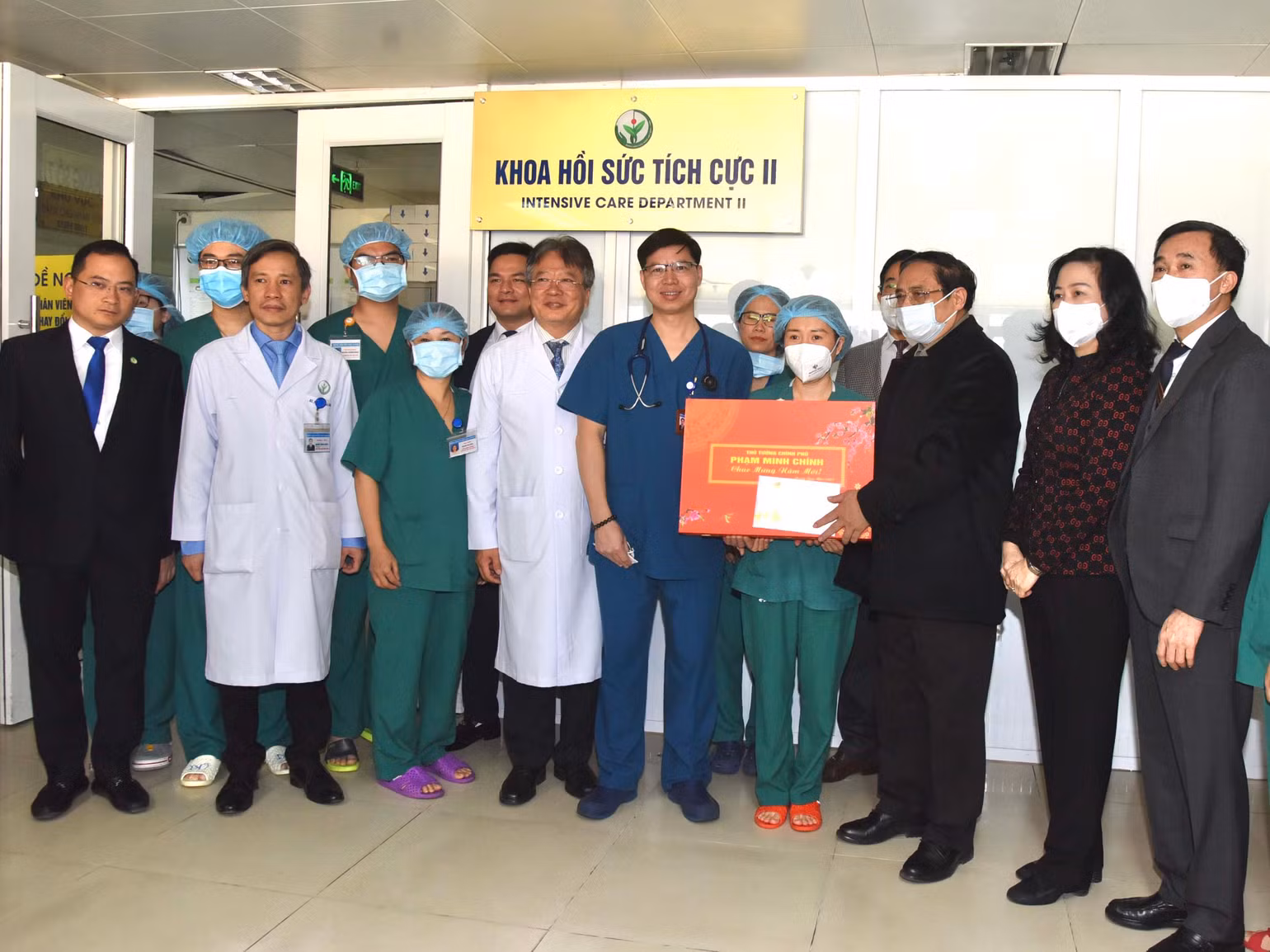 Thủ tướng Phạm Minh Chính thăm hỏi và chúc Tết y bác sĩ đang trực tại Khoa hồi sức tích cực II.