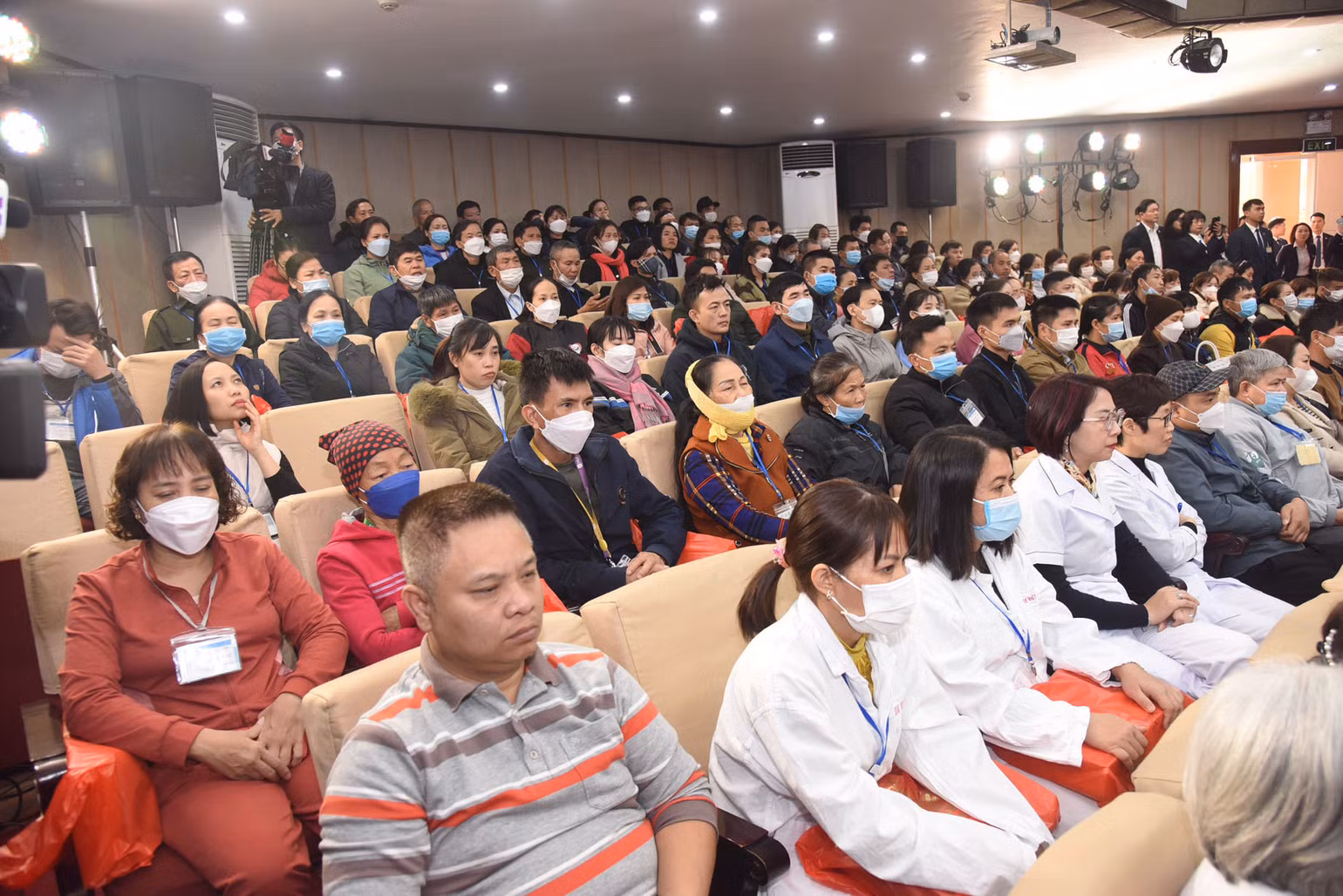 Y bác sĩ, bệnh nhân tham dự buổi lễ. Y bác sĩ, bệnh nhân tham dự buổi lễ.