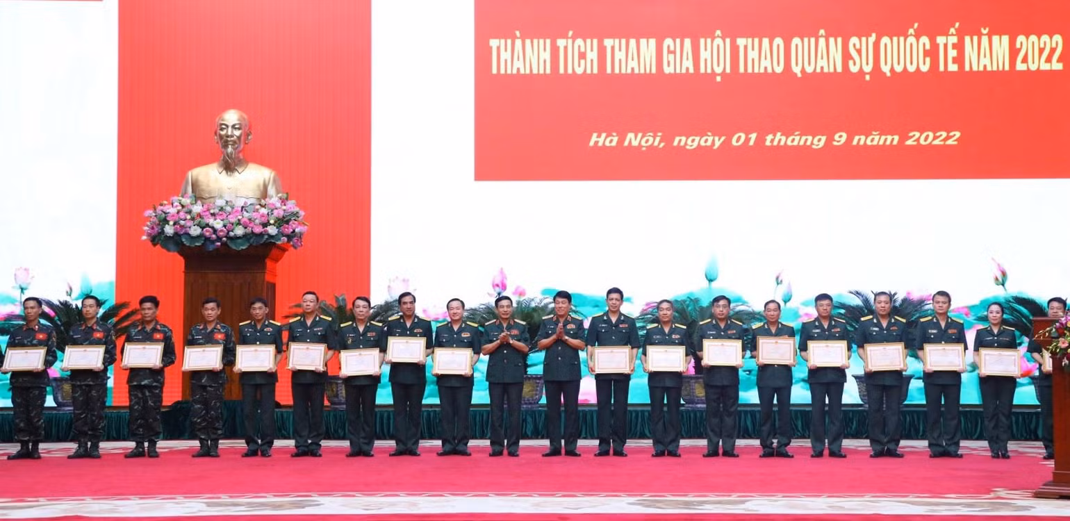 Trao Bằng khen tặng các tập thể có thành tích xuất sắc trong Hội thao.