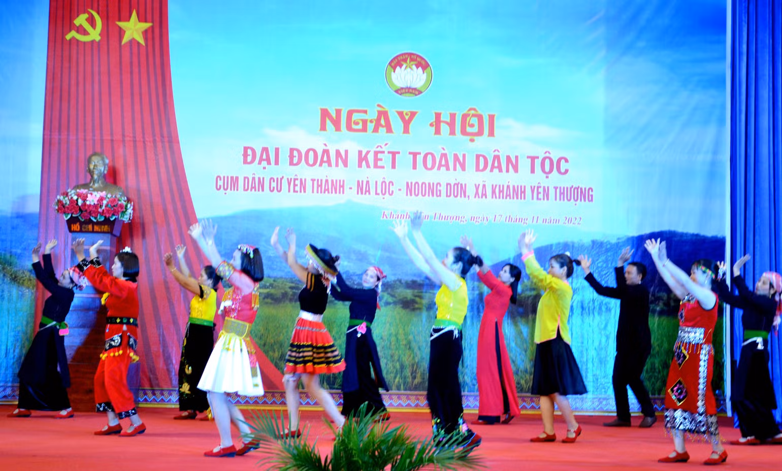 Bà con Cụm dân cư Yên Thành- Nà Lộc- Noong Dờn biễu diễn văn nghệ trong Ngày hội Đại đoàn kết toàn dân tộc ở địa phương. Bà con Cụm dân cư Yên Thành- Nà Lộc- Noong Dờn biễu diễn văn nghệ trong Ngày hội Đại đoàn kết toàn dân tộc ở địa phương.