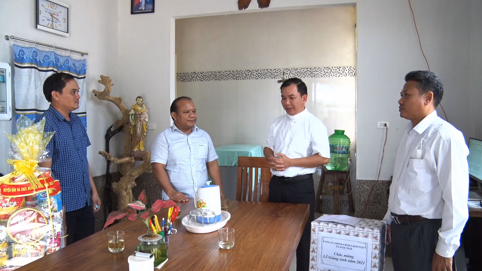 Đồng chí Ka Ba Tơ, Bí thư Huyện ủy Đắk Hà thăm, tặng quà cho người có uy tín tại Giáo xứ Đắk Mút, xã Đắk Mar.