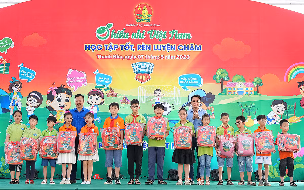 Đại diện Ban tổ chức trao các phần quà tặng thiếu nhi vượt khó học tốt trong khuôn khổ Ngày hội.