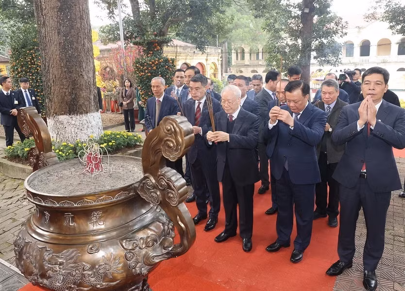 - Tổng Bí thư Nguyễn Phú Trọng dâng hương tại Điện Kính Thiên, Khu di tích Hoàng thành Thăng Long.