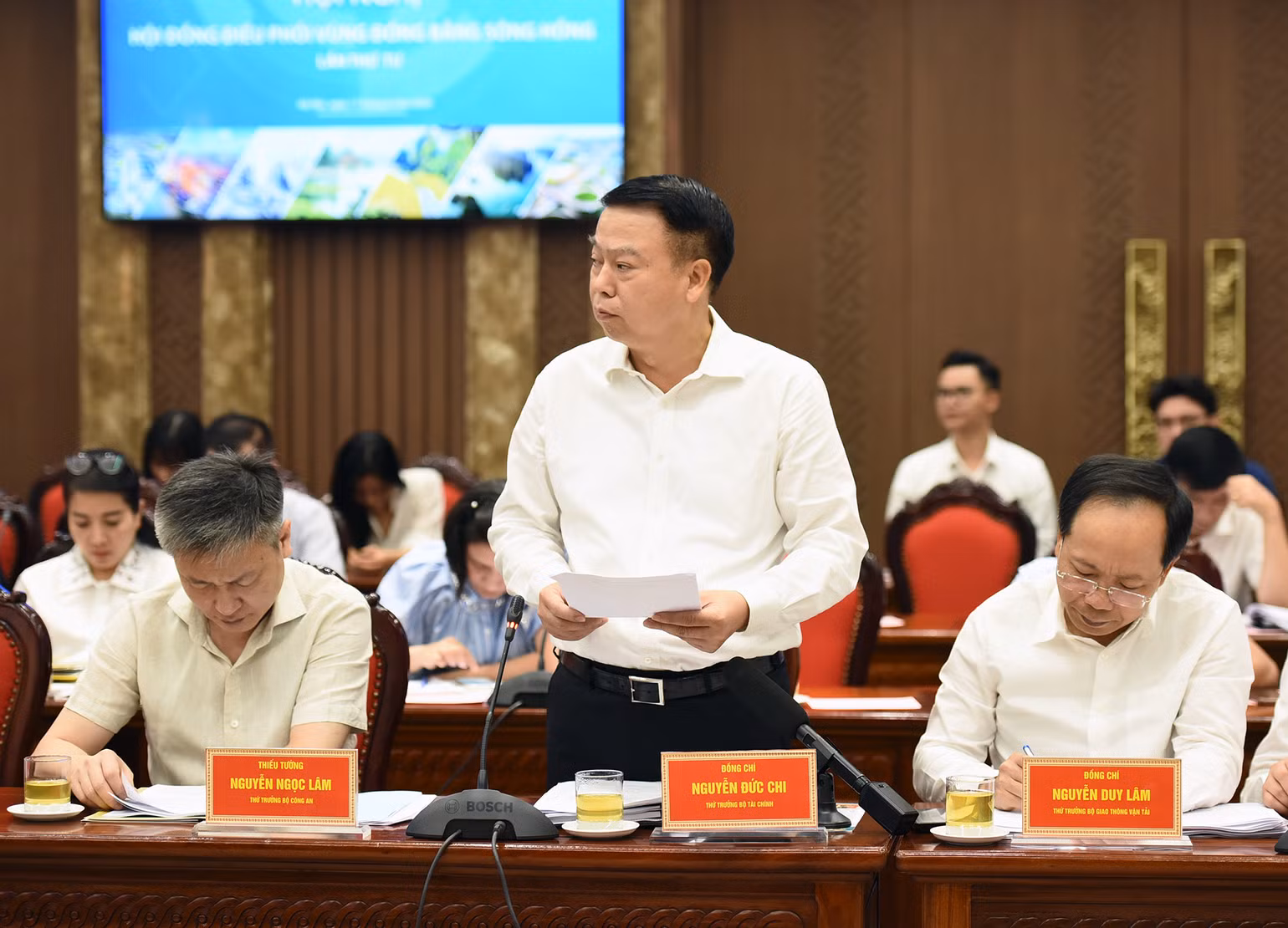 Thứ trưởng Tài chính Nguyễn Đức Chi báo cáo tình hình triển khai nhiệm vụ xây dựng cơ chế, chính sách về tài chính, ngân sách, cho phép các địa phương được sử dụng ngân sách địa phương để đầu tư các dự án vùng, liên vùng.