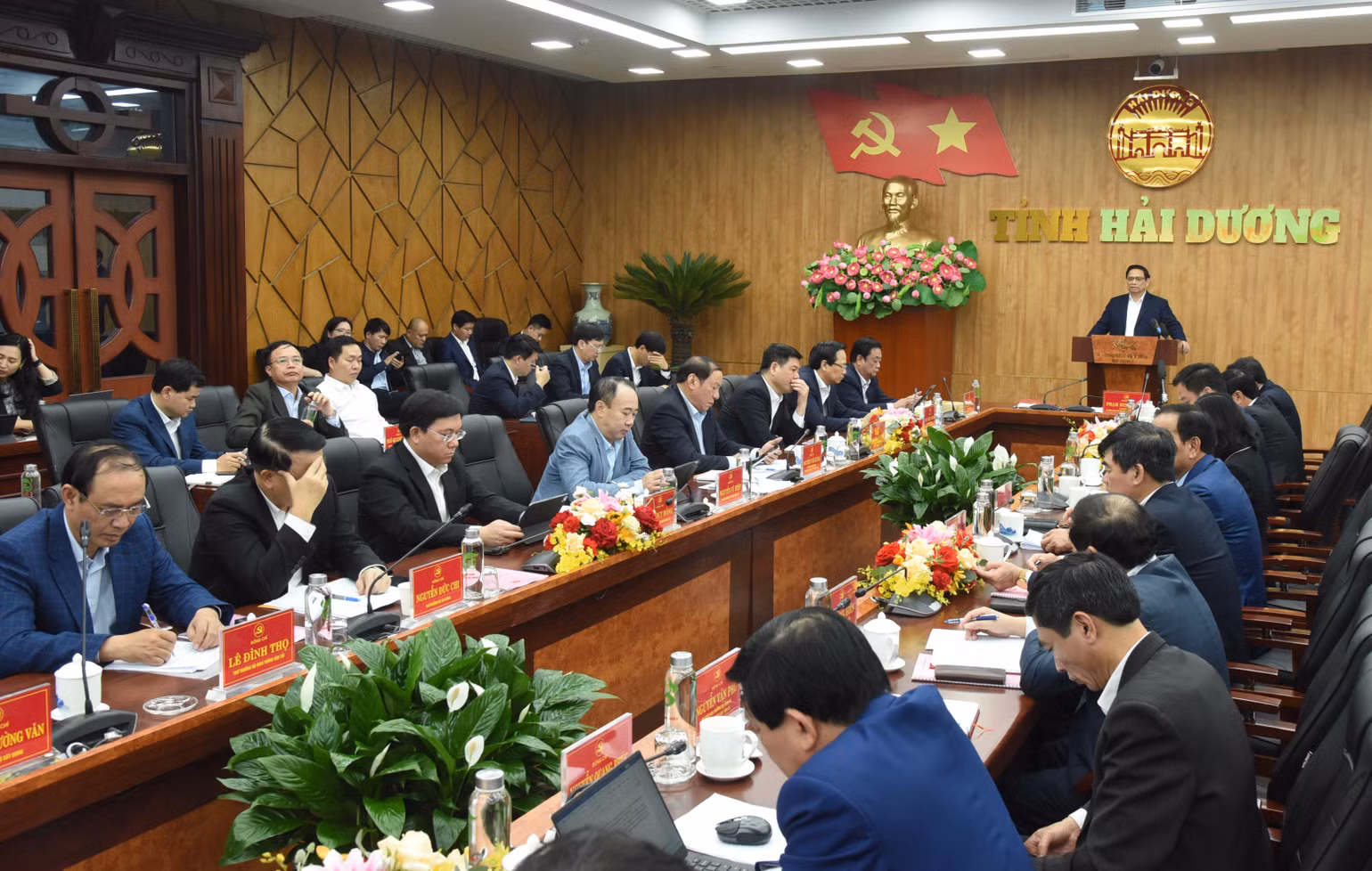 Quang cảnh buổi làm việc. Quang cảnh buổi làm việc.