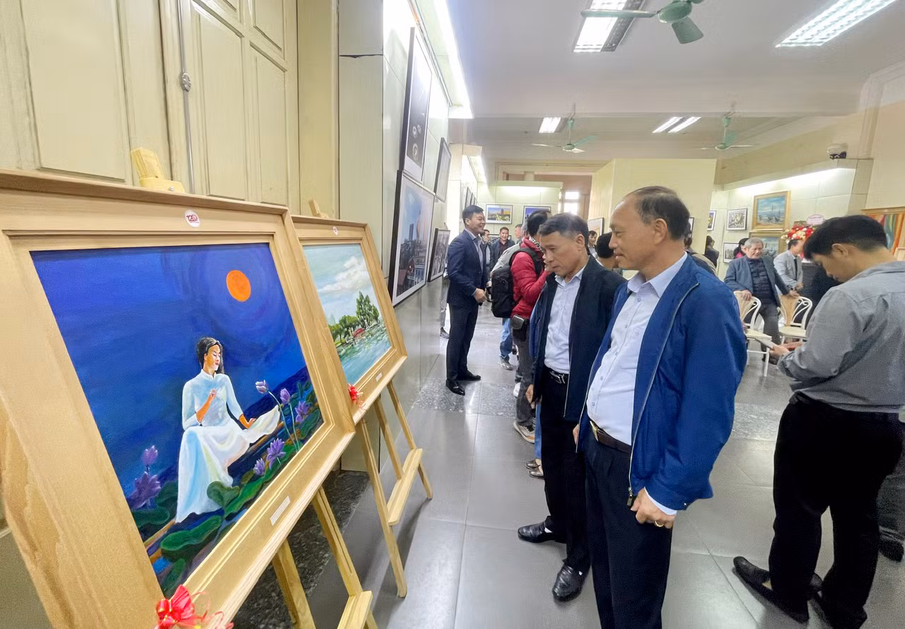 Khách tham quan triển lãm.