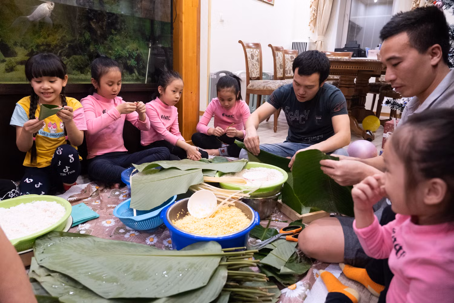 Tết cổ truyền là dịp để bồi đắp thêm những tri thức, kinh nghiệm dân gian, phong tục tập quán, những nét đẹp văn hóa, hay những bài học đạo lý của dân tộc Việt Nam. Trong buổi gói bánh, bố mẹ cũng chỉ cho con cả cách đối nhân xử thế.