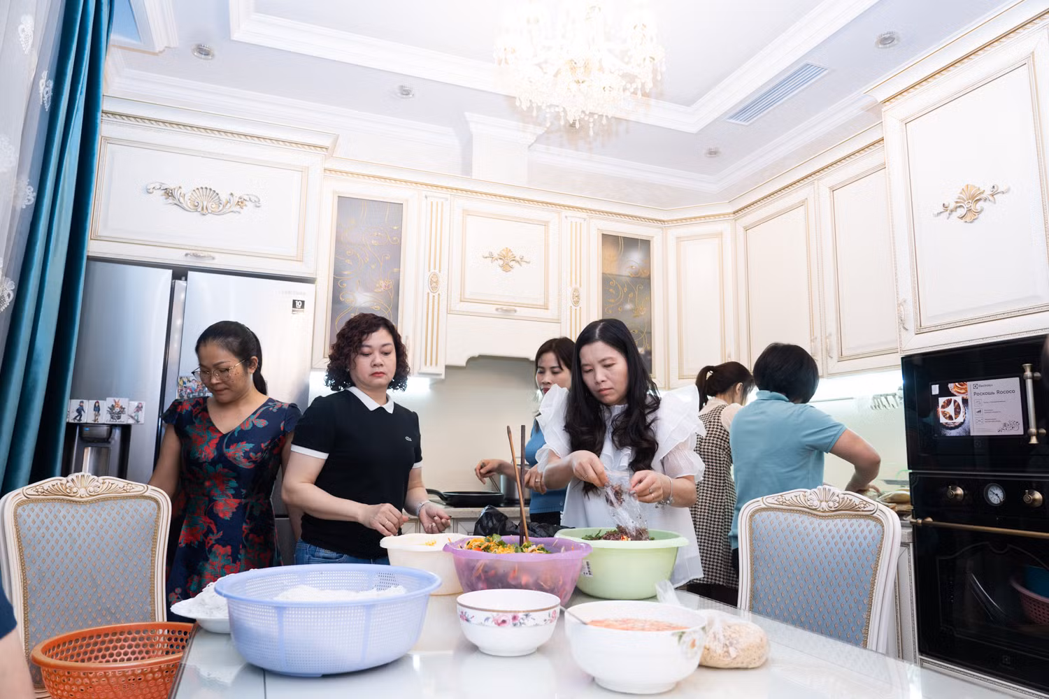 Chiều 26 tháng Chạp, gần chục gia đình Việt Nam tại khu chung cư “Zilart” có mặt đông đủ tại nhà anh Lê Bá Toàn, cùng nhau gói những chiếc bánh chưng xanh đón Tết cổ truyền dân tộc.