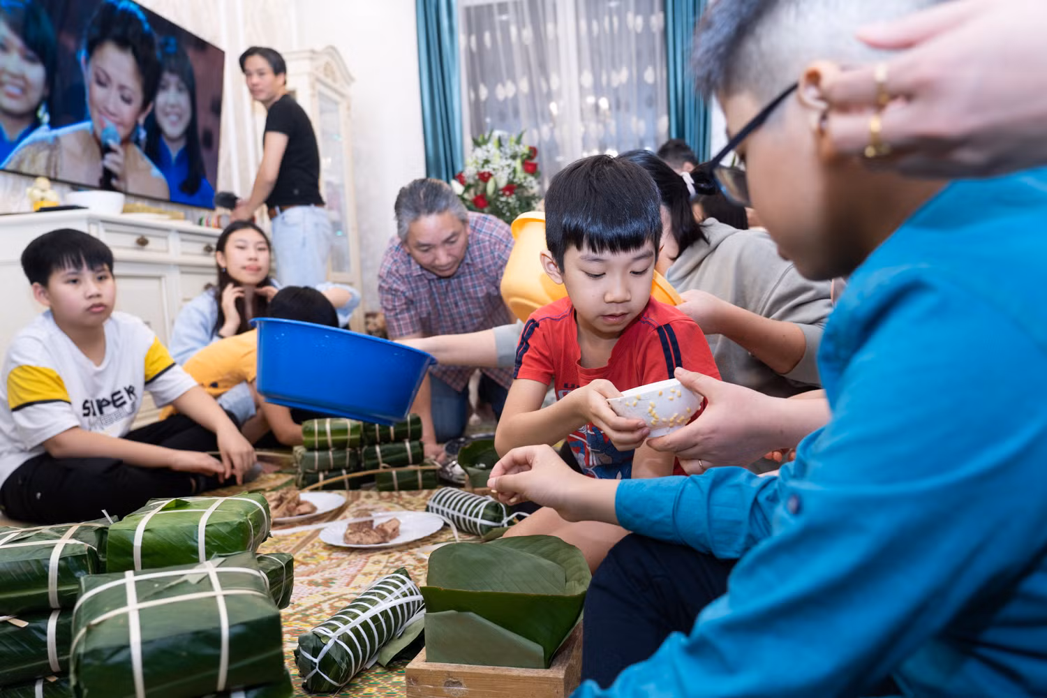 Nguyên liệu gói bánh được các gia đình chuẩn bị từ sớm. Lá dong đặt trước hai tuần từ Việt Nam chuyển sang. Gạo nếp và các nguyên liệu khác gia đình anh mua ở chợ.