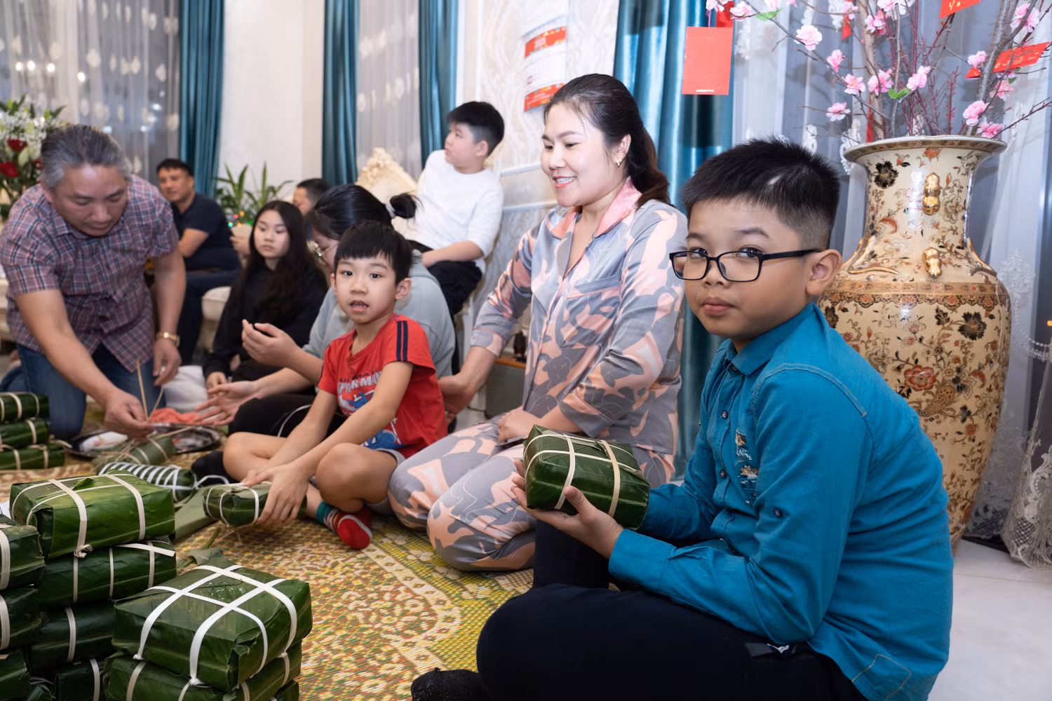 Tại Nga, dịp Tết âm lịch, trẻ em vẫn đi học bình thường. Một số gia đình có điều kiện, bố mẹ cho con về đón Tết cùng ông bà, họ hàng ở Việt Nam. Còn đa số các cháu đón Tết Nguyên đán ở Nga.