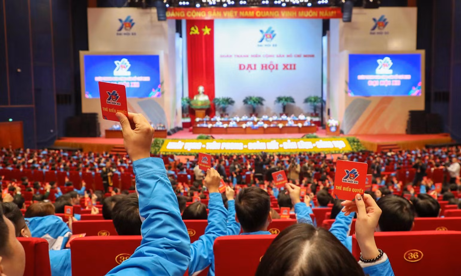 Tại phiên làm việc thứ hai, chiều 14/12, đại biểu tham gia 6 diễn đàn thảo luận tại đại hội. Tại phiên làm việc thứ hai, chiều 14/12, đại biểu tham gia 6 diễn đàn thảo luận tại đại hội.