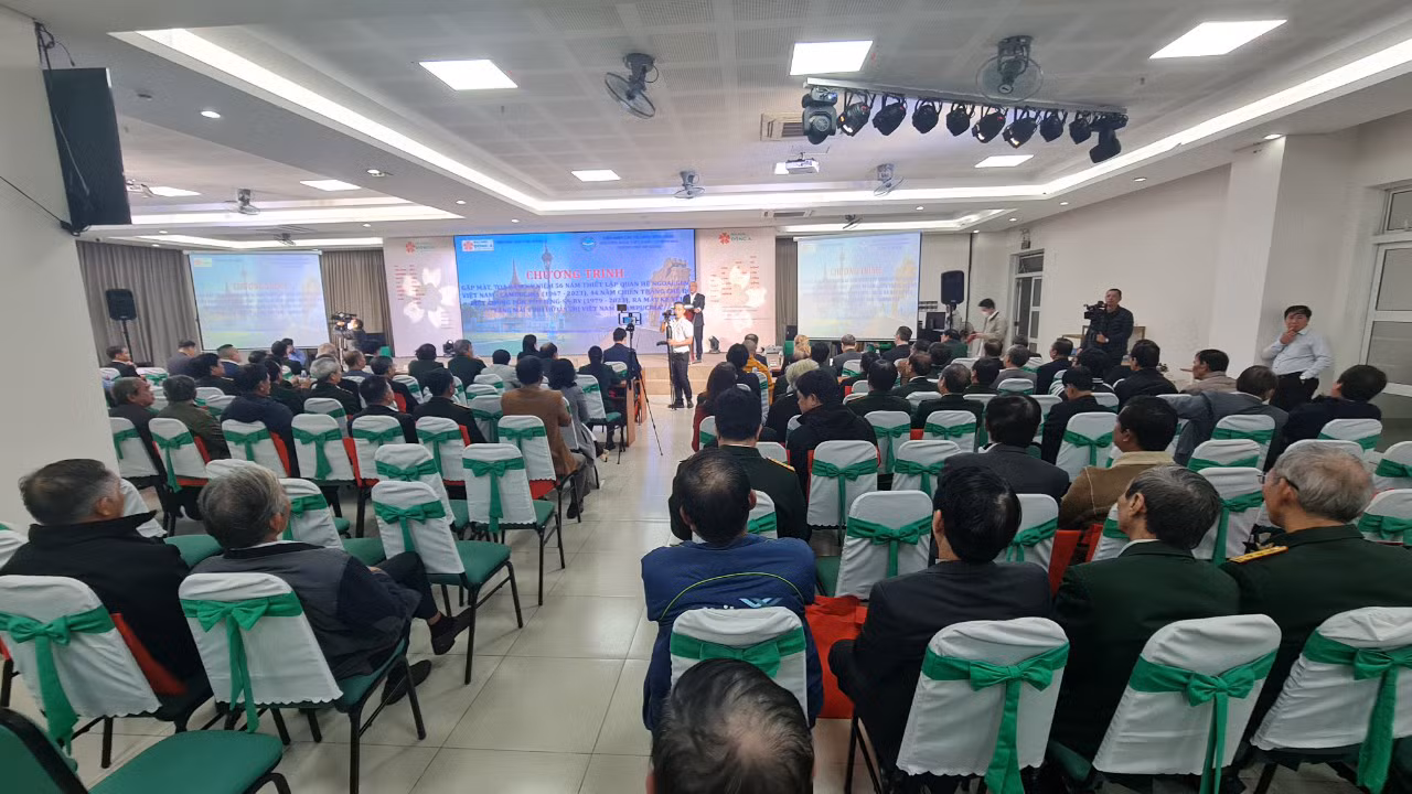 Quang cảnh buổi gặp mặt, tọa đàm kỷ niệm 56 năm Ngày Thiết lập quan hệ ngoại giao Việt Nam-Campuchia; 44 năm Ngày Chiến thắng chiến tranh biên giới Tây Nam bảo vệ tổ quốc và cùng quân dân Campuchia chiến thắng Chế độ diệt chủng Pôn-pôt lêng-sa-ry.